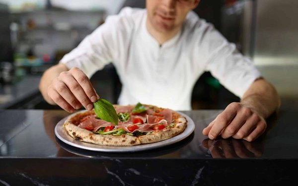 Devenir pizzaiolo : le guide pour vous aider dans ce projet